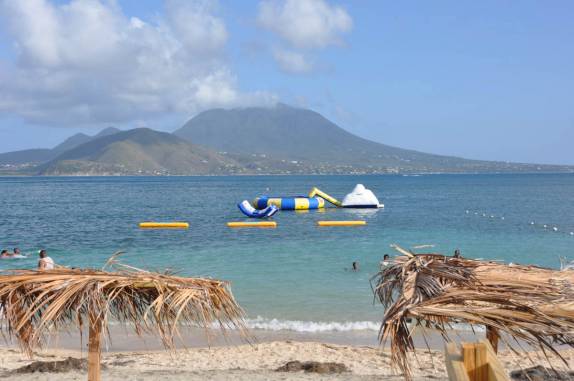 A ilha de Nevis vista de Cockleshell Bay, em St. Kitts, no Caribe